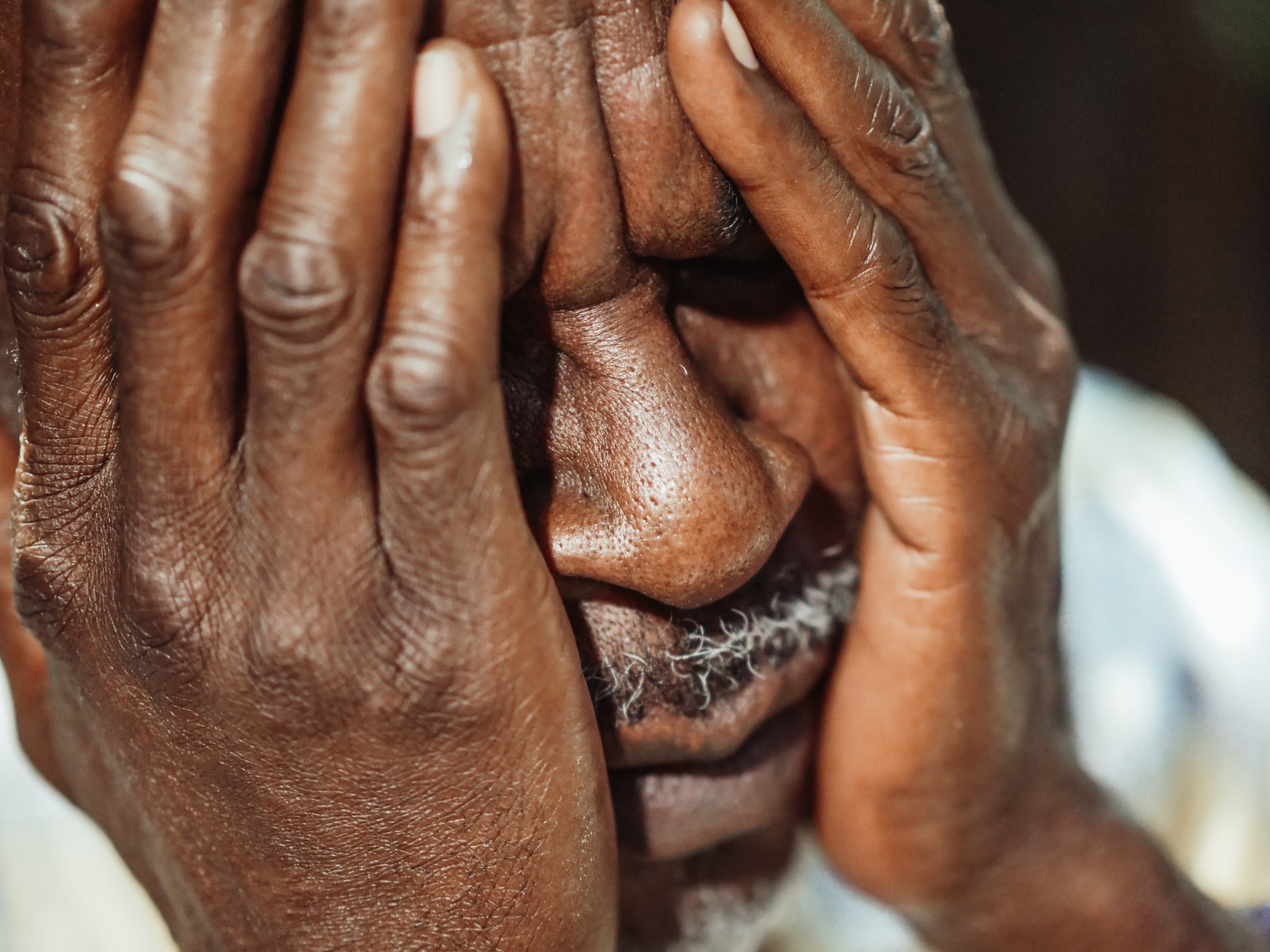 Ophthalmologic examinations can help identify elderly people at risk for dementia